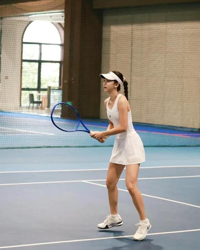 森碟17岁挥拍惊艳全网！下巴矫正颜值翻倍，少女如何逆袭成冠军？