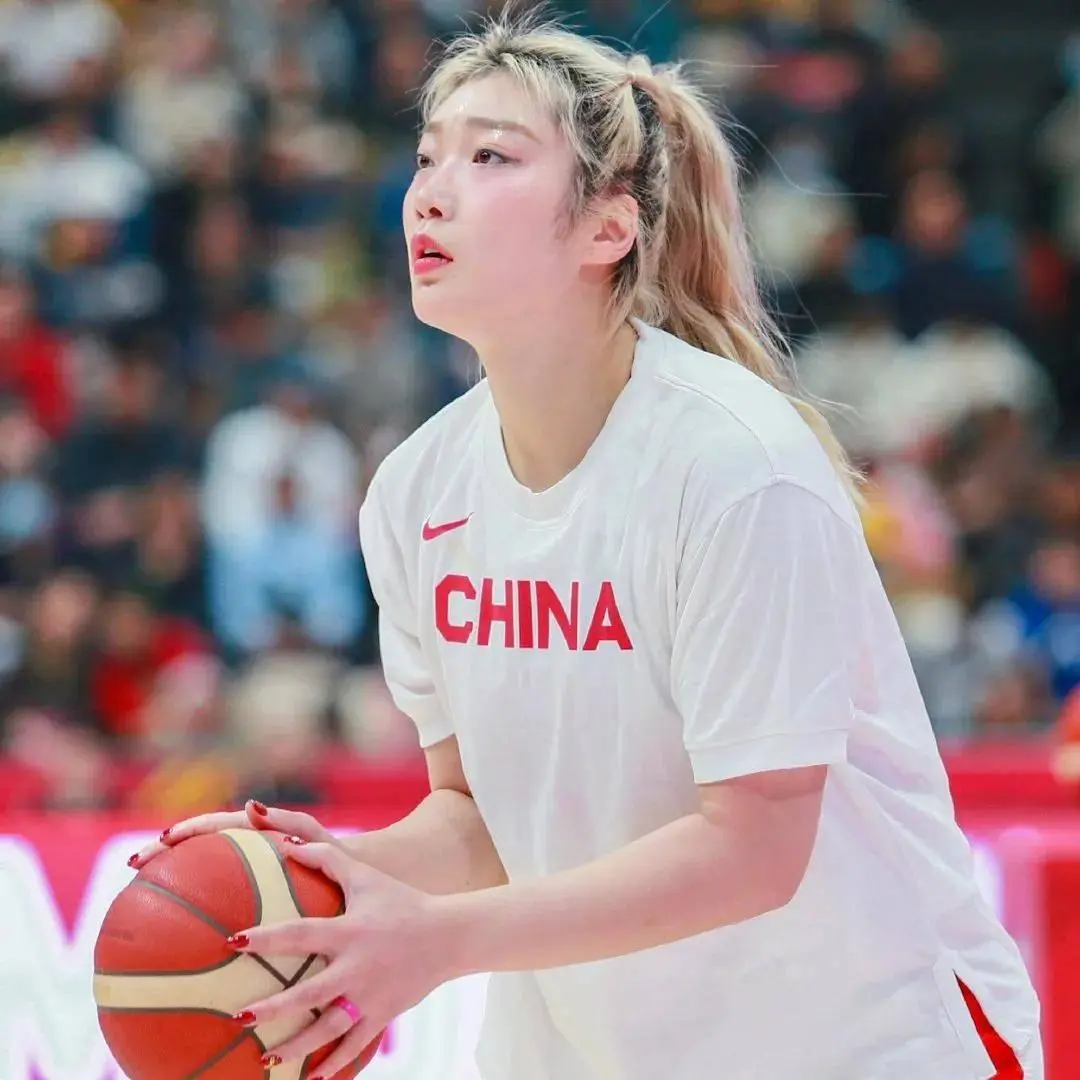 女篮闹内讧，内线核心深夜发文替李梦打抱不平，宫鲁鸣遇信任危机