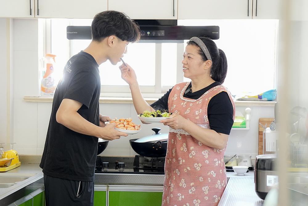 绿茵场上追光者