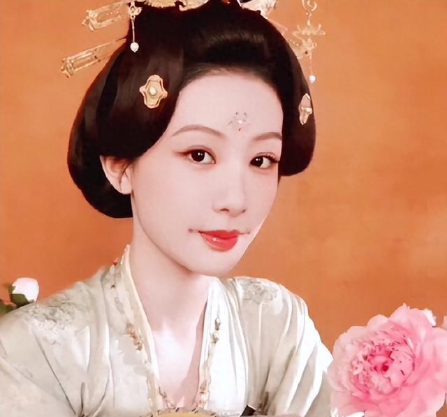 杨紫新剧和孟子义对打，网友审美疲劳更看好新晋流量小花。