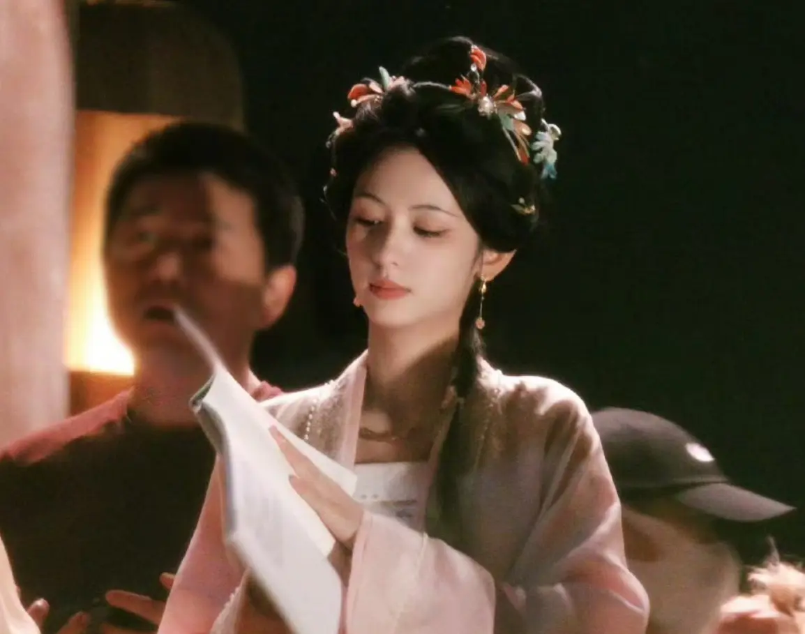 周也新剧《一瓯春》美出圈！嫁衣造型梦回顾湘，男主差点认不出！