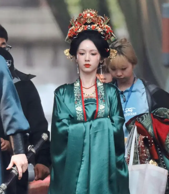 周也新剧《一瓯春》美出圈！嫁衣造型梦回顾湘，男主差点认不出！