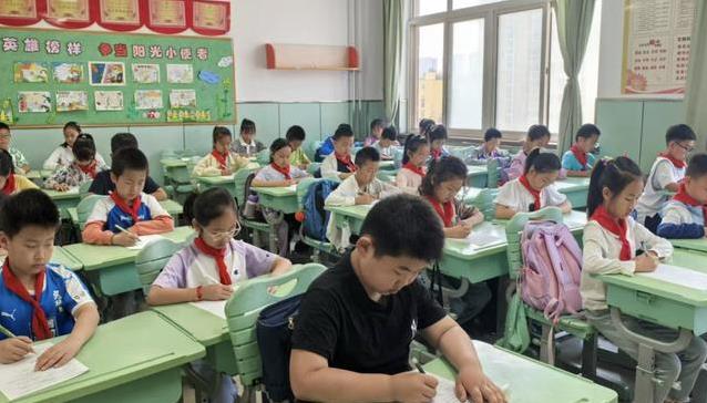 �ൺСѧ��ʫ�ʴ��𱬿��������ӱ�ʫ����ȫ�������˭Ӯ��