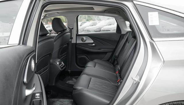 奇瑞造了台“神车”，外观像奥迪，内饰像奔驰，配2.0T，月销过万