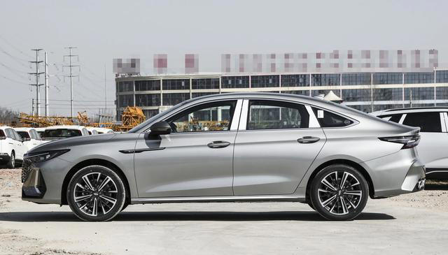 奇瑞造了台“神车”，外观像奥迪，内饰像奔驰，配2.0T，月销过万