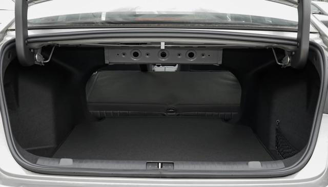 奇瑞造了台“神车”，外观像奥迪，内饰像奔驰，配2.0T，月销过万