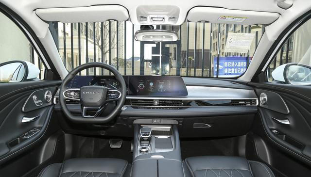 奇瑞造了台“神车”，外观像奥迪，内饰像奔驰，配2.0T，月销过万