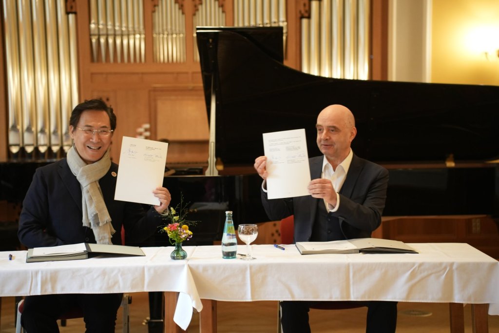 �Ϻ�����ѧԺ�߽����ͺ�֮�ǡ�������չ���е������Ի�