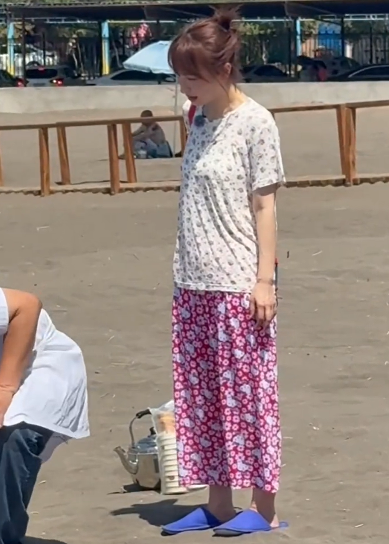 吴昕真不愧是《快乐大本营》出来的搞笑女主持，在不顾形象放飞自我这条路上，她可以说是没有对手，甚至有时候会让人怀疑，她是不是忘记自己是个女明星了？ 近日，吴昕和尼格买提在新疆录节目被网友偶遇，来到了阳光灿烂、风景大好的新疆，吴昕是直接玩疯了，