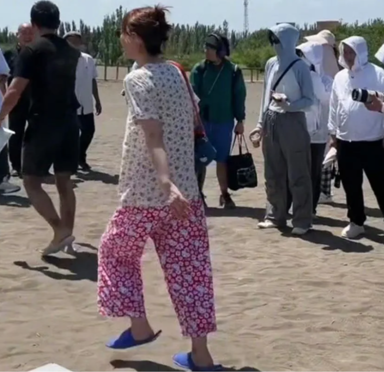 42岁吴昕未婚未育放飞自我，穿碎花“奶奶衫”泡沙滩浴，不仅不土还很洋气