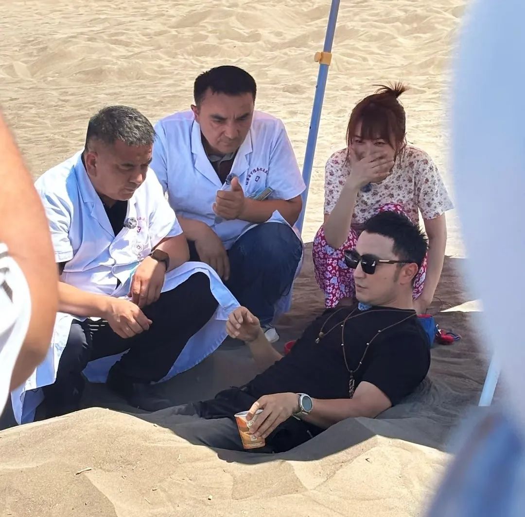 42岁吴昕未婚未育放飞自我，穿碎花“奶奶衫”泡沙滩浴，不仅不土还很洋气