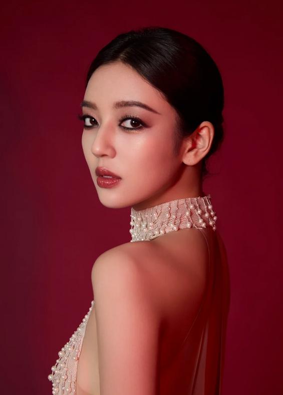 《临江仙》女二何瑞贤：她撞脸安以轩，21岁被于正选中，不仅是吴谨言的好闺蜜，还是白鹿的“铁粉”！