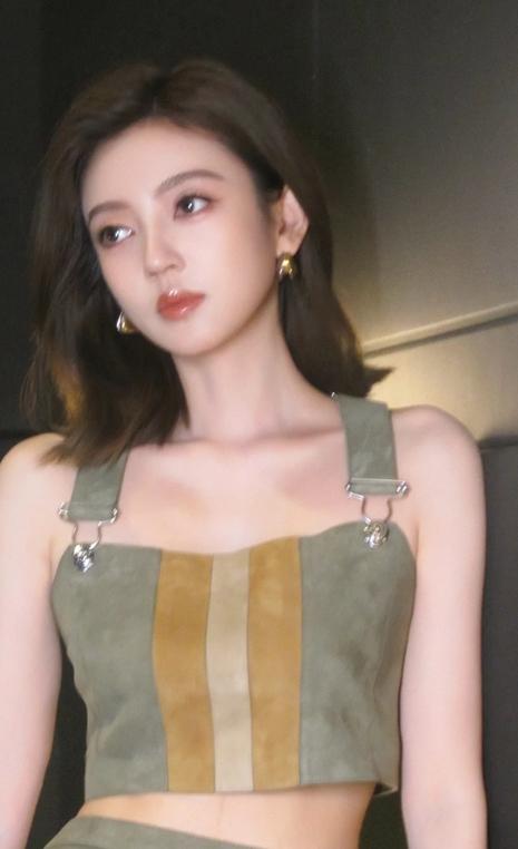 《临江仙》女二何瑞贤：她撞脸安以轩，21岁被于正选中，不仅是吴谨言的好闺蜜，还是白鹿的“铁粉”！