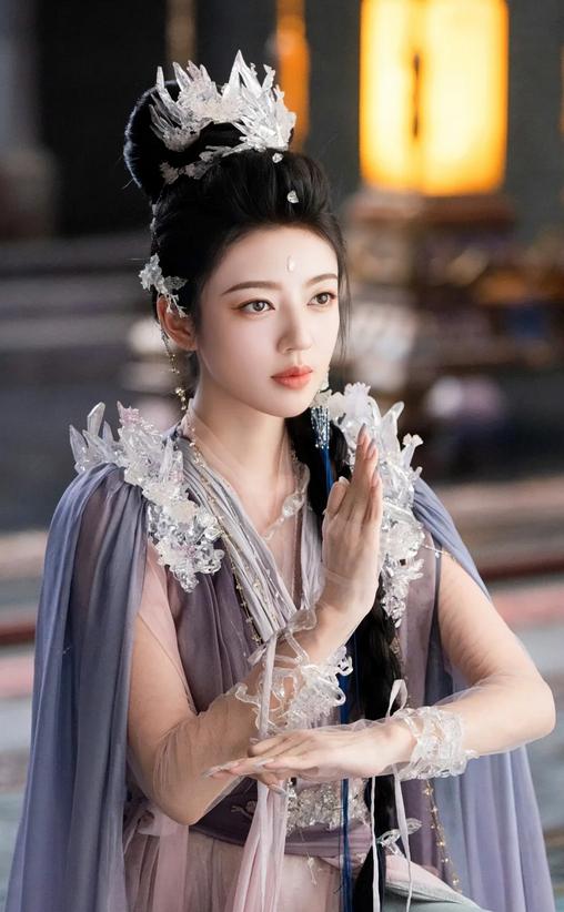 《临江仙》女二何瑞贤：她撞脸安以轩，21岁被于正选中，不仅是吴谨言的好闺蜜，还是白鹿的“铁粉”！