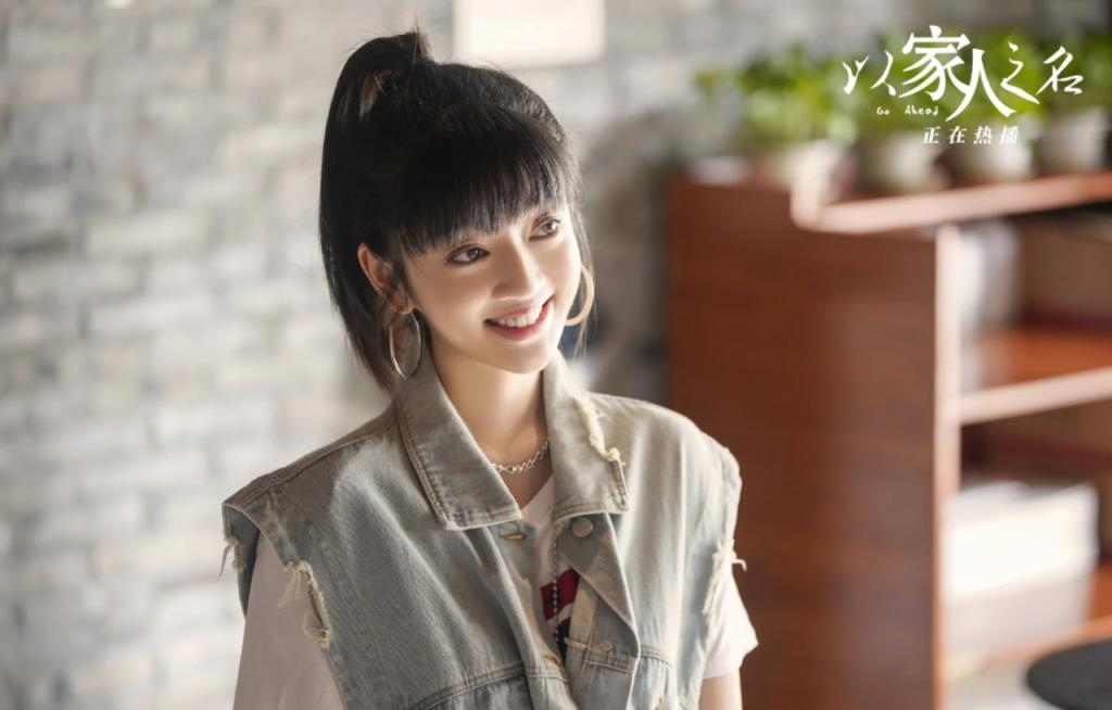 《临江仙》女二何瑞贤：她撞脸安以轩，21岁被于正选中，不仅是吴谨言的好闺蜜，还是白鹿的“铁粉”！