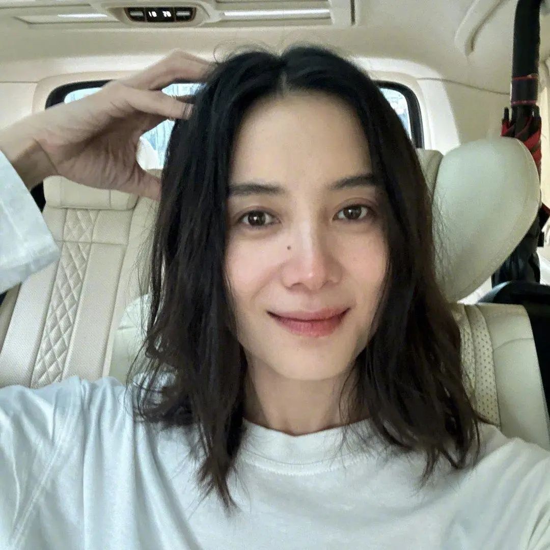 就在今年6月，宋佳和王伟夫妇与秦岚聚餐的场景，偏偏被狗仔镜头逮个正着。魏大勋把秦岚接走那会儿，宋佳无名指上的素圈戒指反着光，把埋藏三年的婚姻秘密彻底给照了出来。 谁能想到，这位45岁的影后早在2022年5月20日就和小她7岁的导演王伟在长春