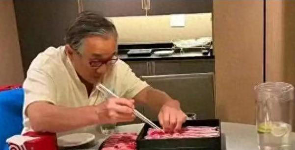 成龙71岁吃火锅手抖得认不出，年轻拼命拍戏，后果却让人心酸