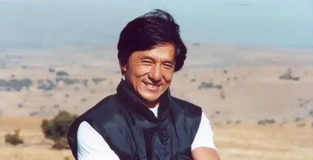 成龙71岁吃火锅手抖得认不出，年轻拼命拍戏，后果却让人心酸