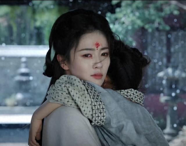 同样演“光脚走路”，31岁白鹿与33岁杨紫，谁更有破碎感