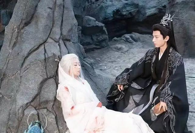 同样演“光脚走路”，31岁白鹿与33岁杨紫，谁更有破碎感