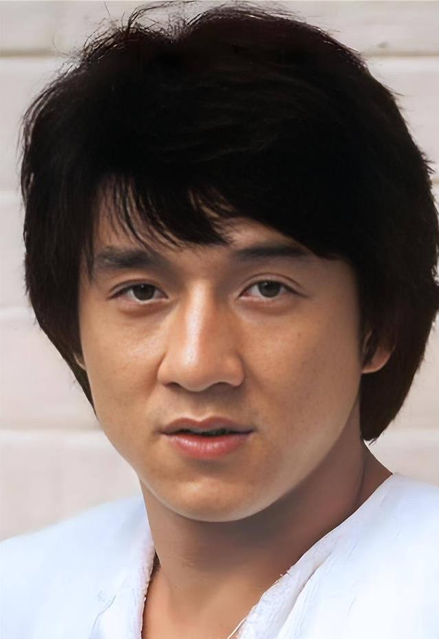 成龙71岁吃火锅手抖得认不出，年轻拼命拍戏，后果却让人心酸