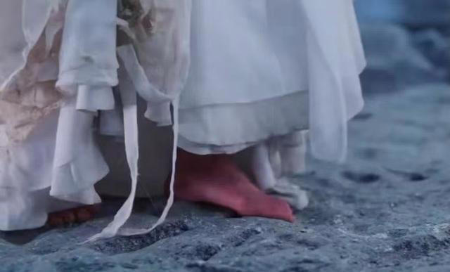 同样演“光脚走路”，31岁白鹿与33岁杨紫，谁更有破碎感