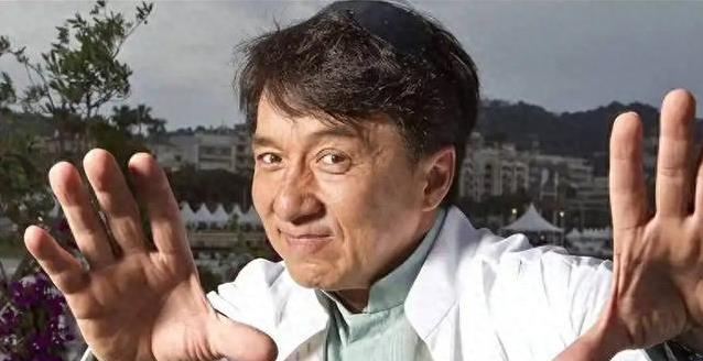 成龙71岁吃火锅手抖得认不出，年轻拼命拍戏，后果却让人心酸