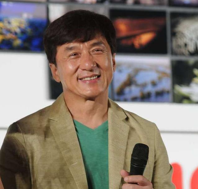 成龙71岁吃火锅手抖得认不出，年轻拼命拍戏，后果却让人心酸