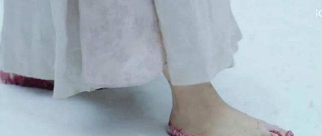 同样演“光脚走路”，31岁白鹿与33岁杨紫，谁更有破碎感