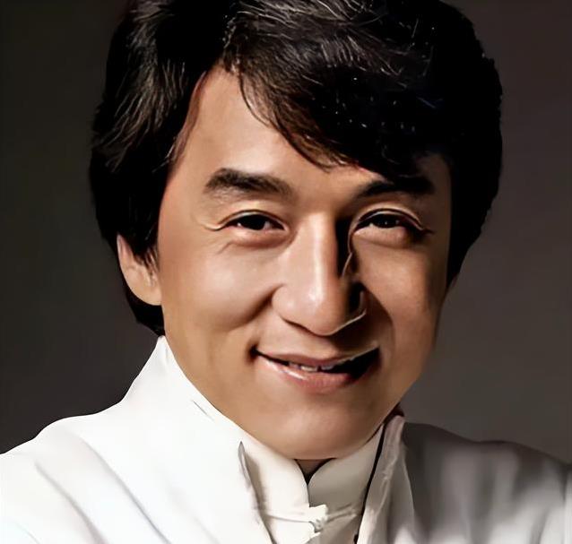 成龙71岁吃火锅手抖得认不出，年轻拼命拍戏，后果却让人心酸