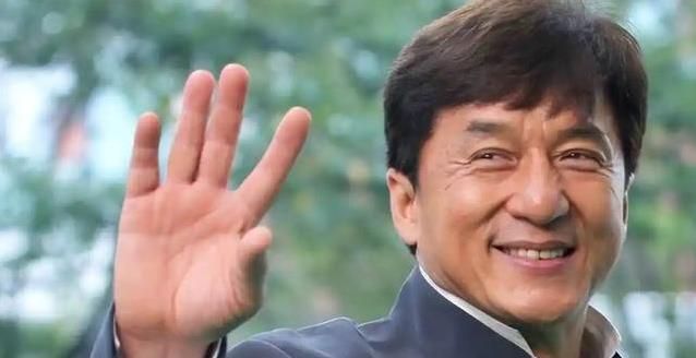 成龙71岁吃火锅手抖得认不出，年轻拼命拍戏，后果却让人心酸