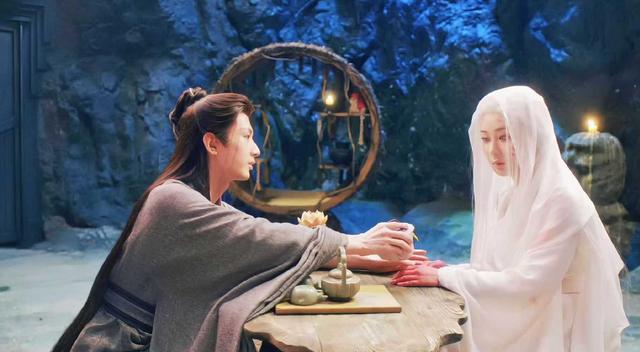 同样演“光脚走路”，31岁白鹿与33岁杨紫，谁更有破碎感