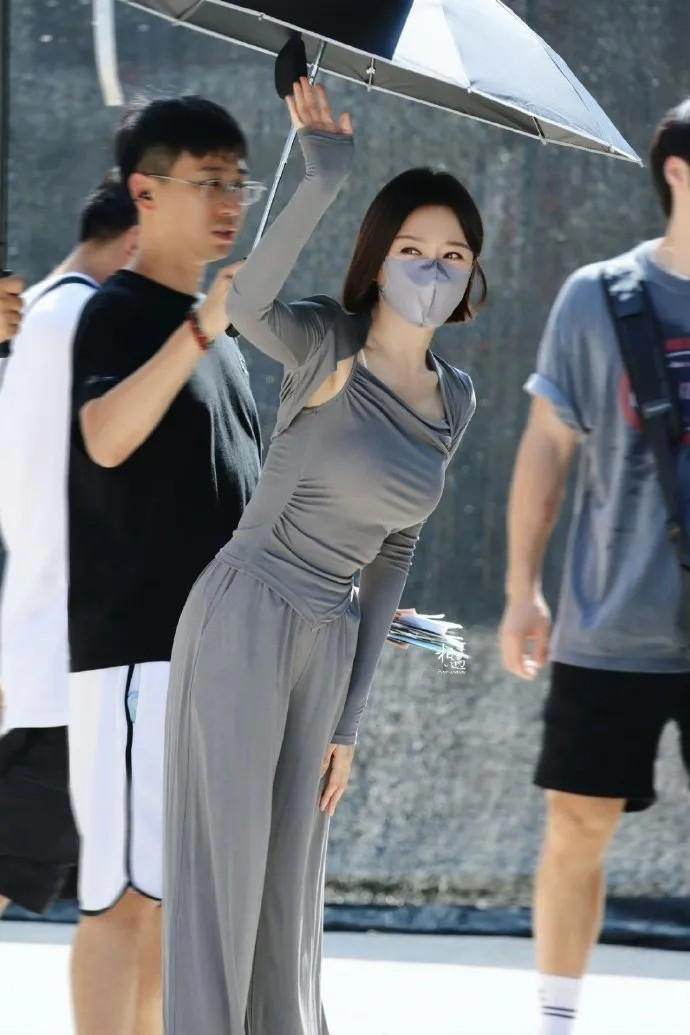 看了45岁秦岚的穿搭，我悟了：灰色不配亮色、白色，才时髦减龄