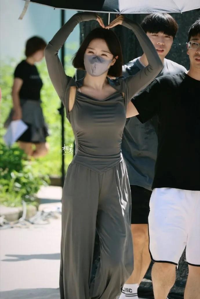 看了45岁秦岚的穿搭，我悟了：灰色不配亮色、白色，才时髦减龄