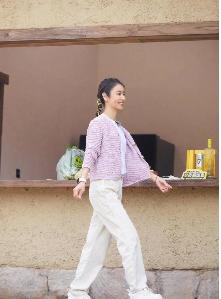 林心如49岁马尔代夫高马尾照片火了：她怎么显得这么年轻？全靠自律还是天生？