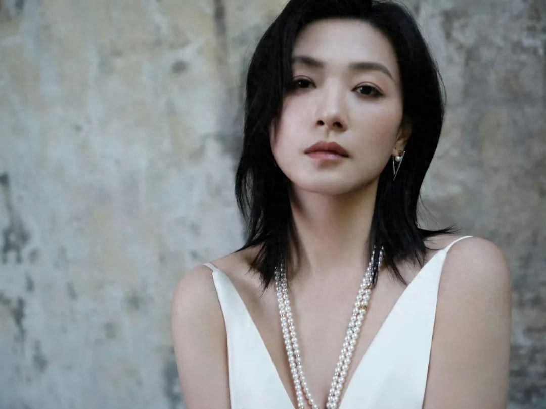 6月21日晚，第27届上海国际电影节金爵奖颁奖典礼落下帷幕，因在电影《长夜将尽》中饰演一名专门照顾失能老人却一次次将他们杀害的“杀人保姆”，43岁的中国演员万茜获得金爵奖最佳女演员大奖。 这是自2011年以来，上海国际电影节金爵奖“影后