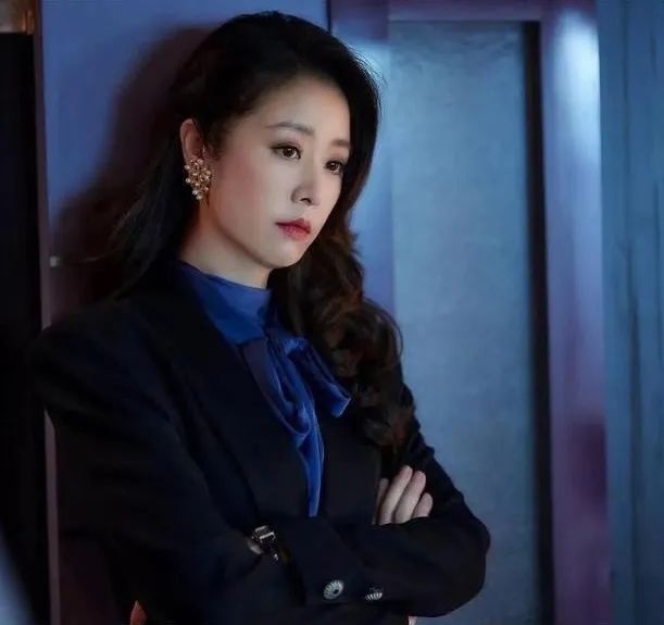 林心如49岁马尔代夫高马尾照片火了：她怎么显得这么年轻？全靠自律还是天生？