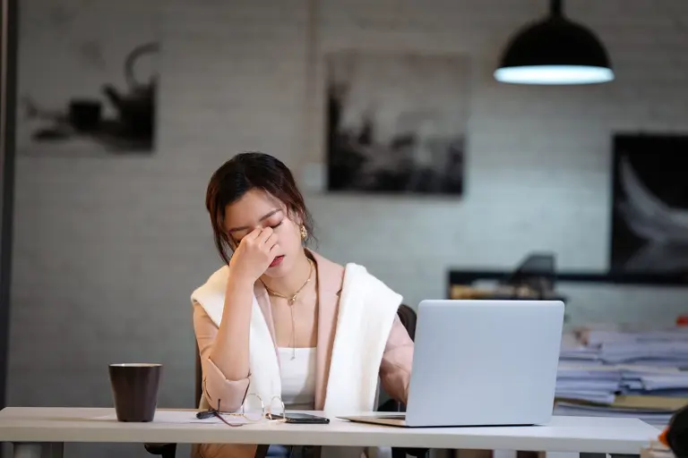 累，是一种人人都会有的体验。 高强度的工作学习、快节奏的生活，很难不使人感到疲惫。 然而，如果你常常一天下来，感觉明明什么都没干，却仍感到莫名的疲乏、倦怠。 那么就要考虑，这可能是身体发出的一种信号：你正处在一种「过度疲劳」中。 图源：