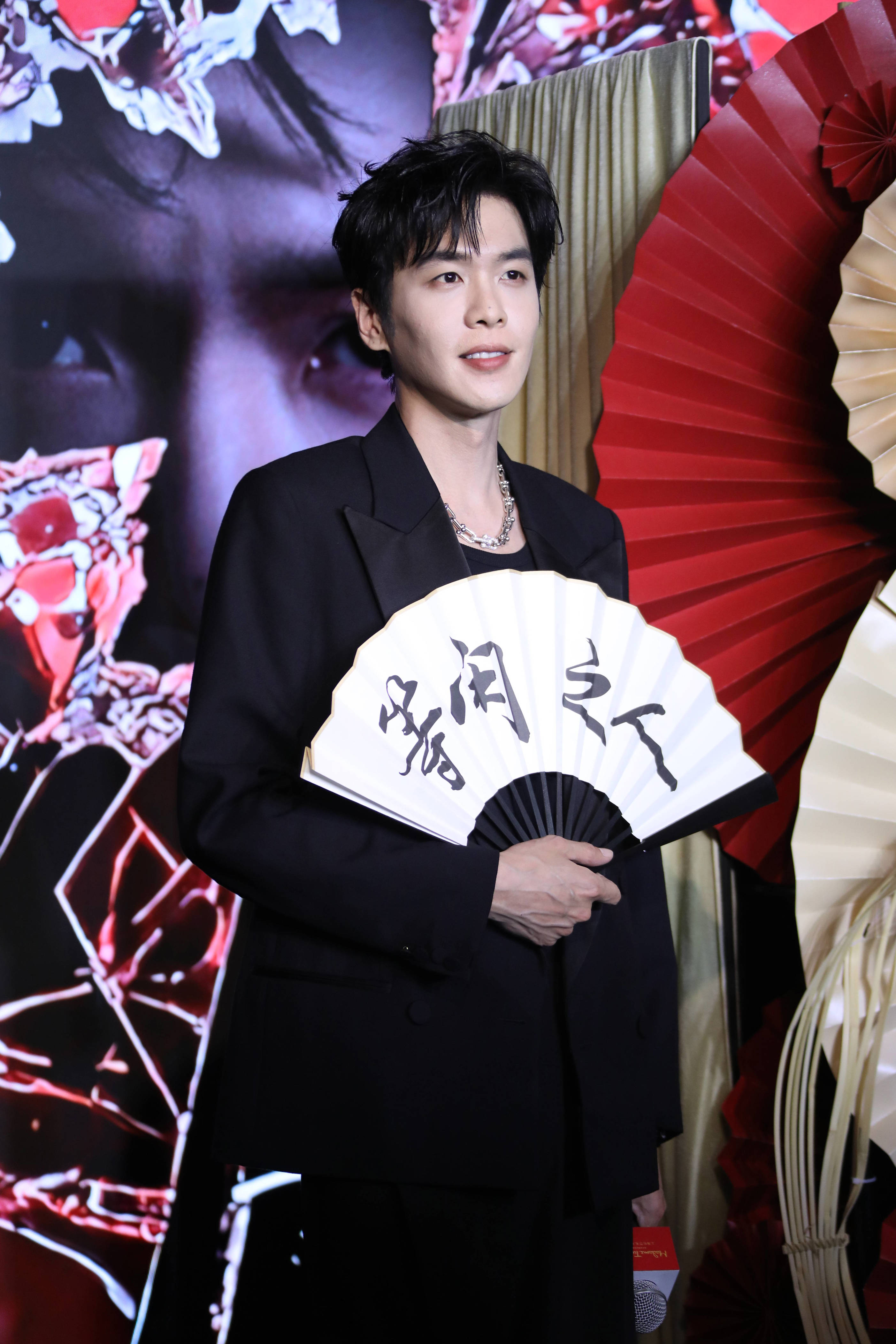 张若昀帅气亮相为蜡像揭幕 逗趣为蜡像取名“张若的”