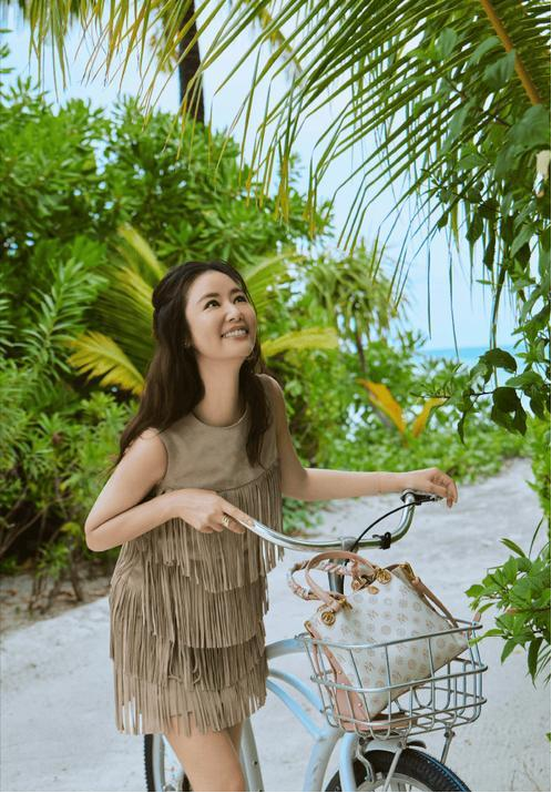 就在昨天，49岁的林心如穿着黑底白点的长裙，在马尔代夫的蓝天下扎着高马尾，海风把裙摆吹得飘飘飞舞。 这组度假照片刚一曝光，网友们激动得纷纷留言："紫薇格格回来了！"照片里，她手里捏着椰子笑得酒窝深深，双腿细长又结实，连很多年轻粉丝都打趣："