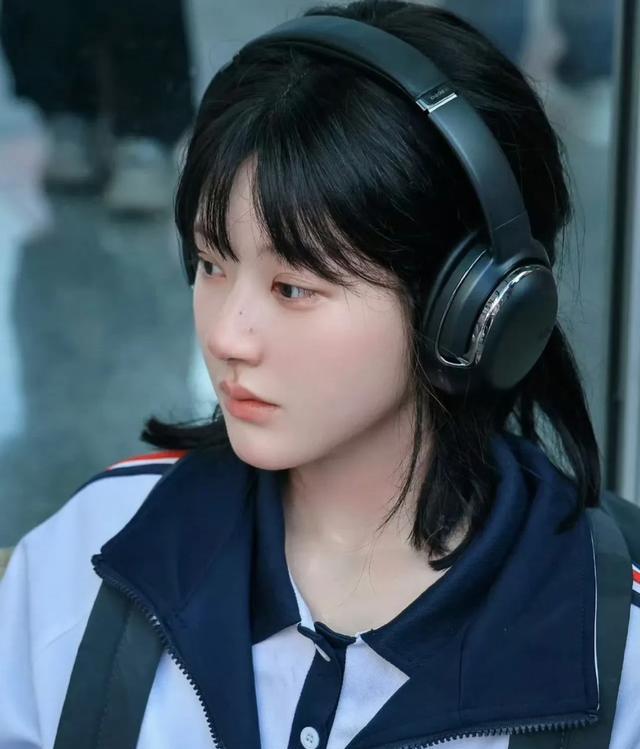 赵露思素颜出镜，真实引热议