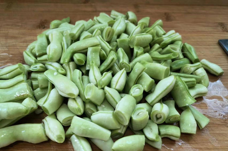 夏天，碰到这菜别手软，简单一蒸，营养解馋又消暑，常吃脾胃好！