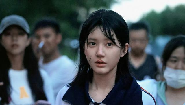 赵露思素颜出镜，真实引热议