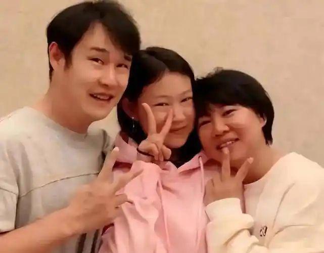 小沈阳女儿出道却被扒出猛料，签约公司刚成立，名下就她一人