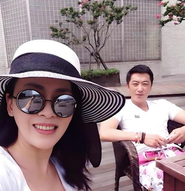 这两位演员原来是夫妻？因戏生情恩爱20年，19岁女儿只挑优点长