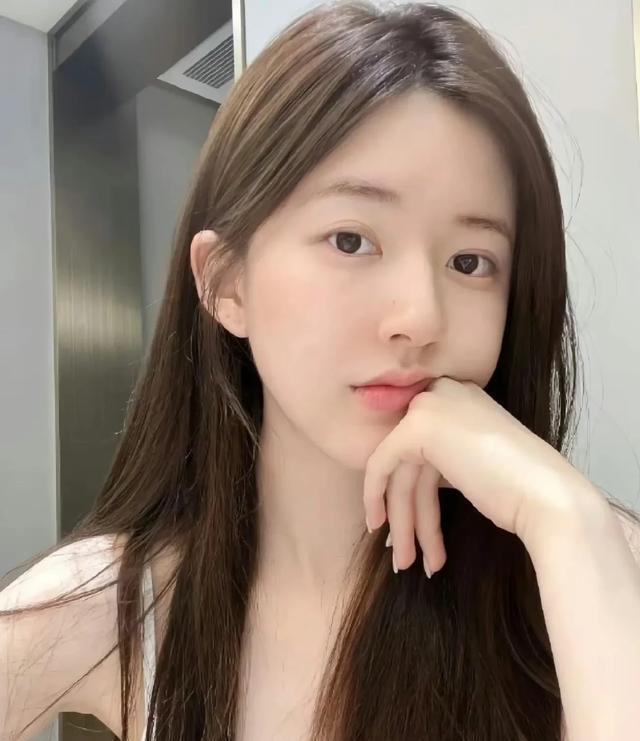 赵露思素颜出镜，真实引热议