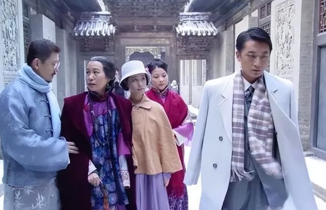 这两位演员原来是夫妻？因戏生情恩爱20年，19岁女儿只挑优点长
