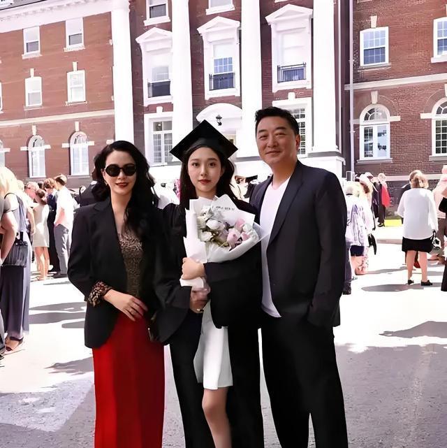 这两位演员原来是夫妻？因戏生情恩爱20年，19岁女儿只挑优点长