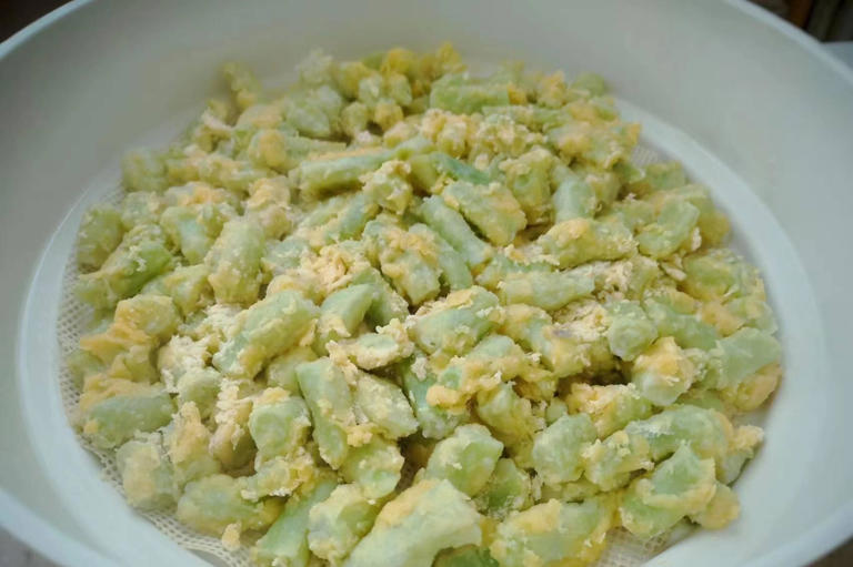 夏天，碰到这菜别手软，简单一蒸，营养解馋又消暑，常吃脾胃好！