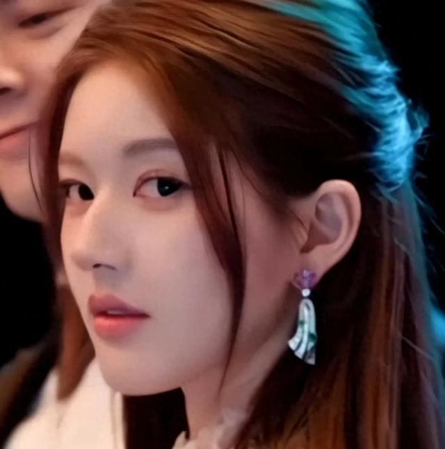 赵露思素颜出镜，真实引热议